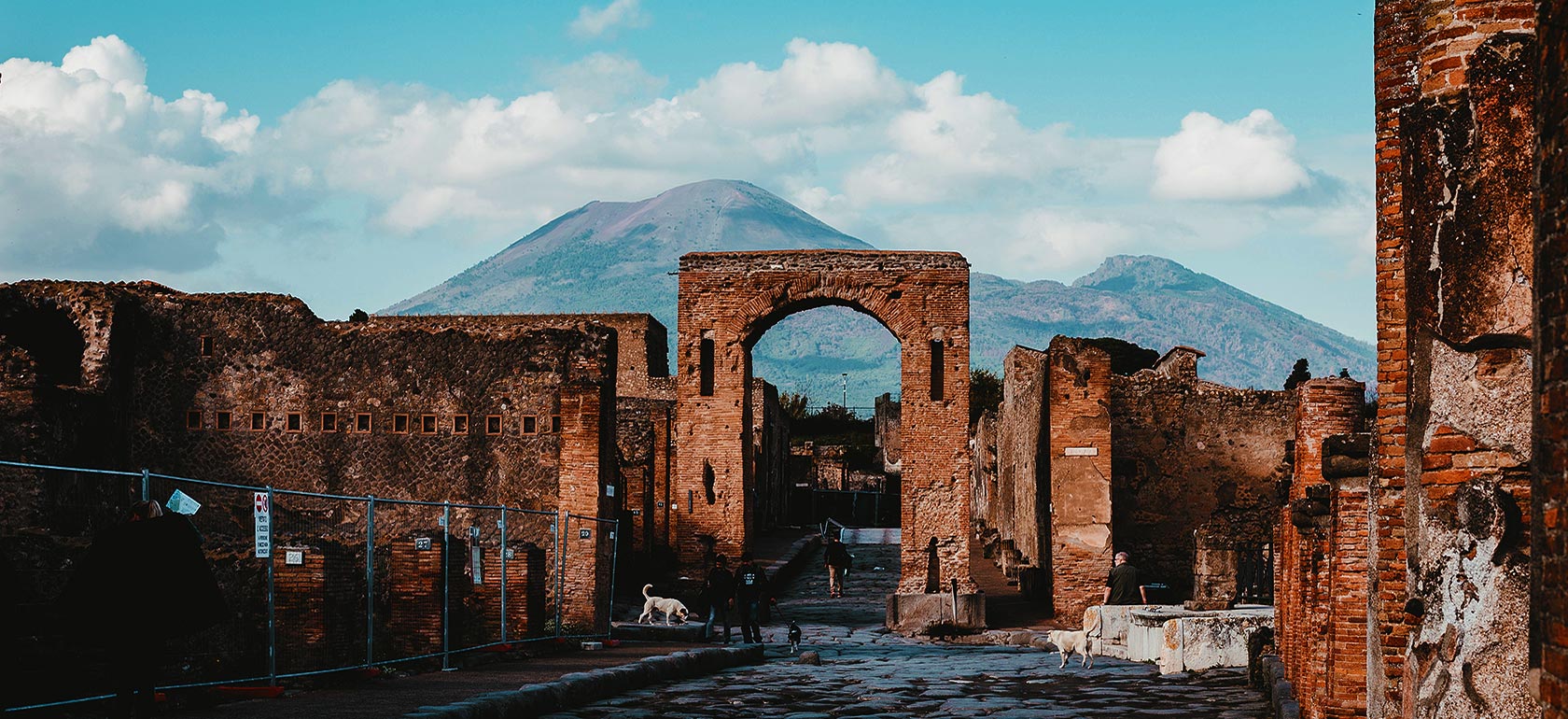/Ticketbar Naples/Classificaties/excursions/pompeii-and-vesuvius/POMPEI-HEADER-1532003932.jpg Pompeii & Vesuvius